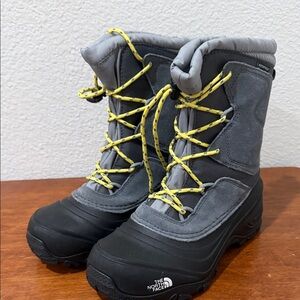 The North Face Youth Alpenglow V Waterproof Boots in Black/ Gray Boots sz 3